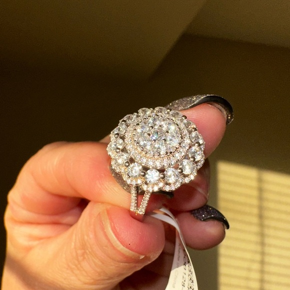 Stunning statement silver ring with round lab diamonds in a halo ring size 8 - Picture 3 of 5